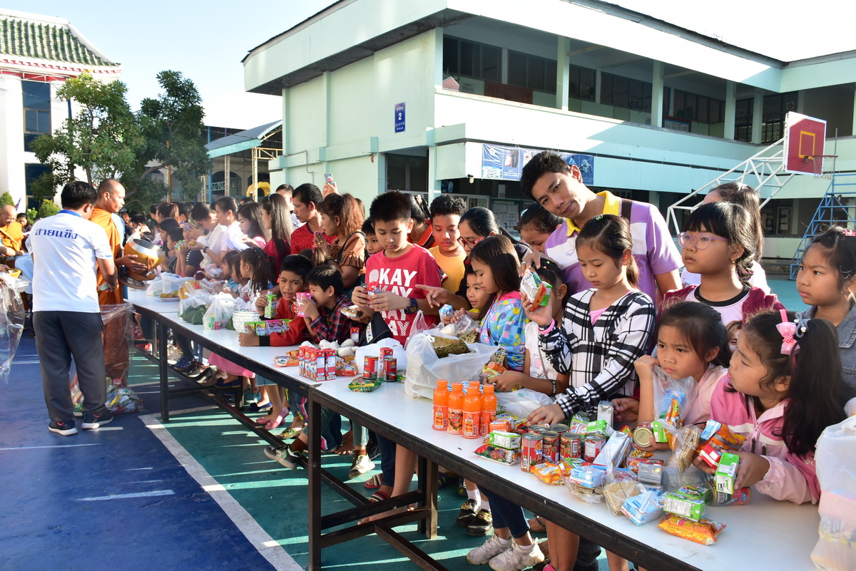 28-12-61 กิจกรรมทำบุญตักบาตรวันส่งท้ายปีเก่าตอนรับปีใหม่
